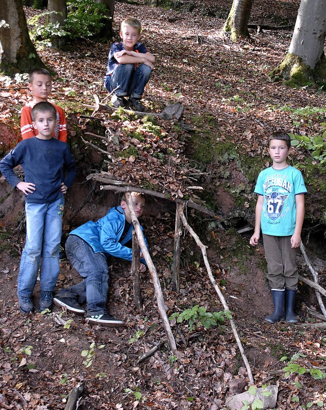 Stolz prsentieren die Kinder den Waldmrchengarten.  | Foto: Leony Stabla