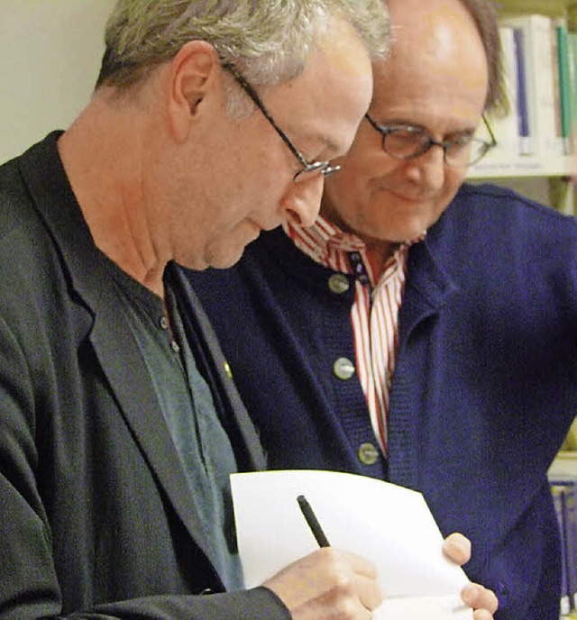 Thommie Bayer beim Signieren in Kandern   | Foto: David-Wenk