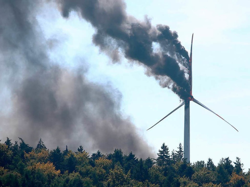 Das brennende Windrad verursachte eine groe Rauchfahne.  | Foto: Christoph Breithaupt