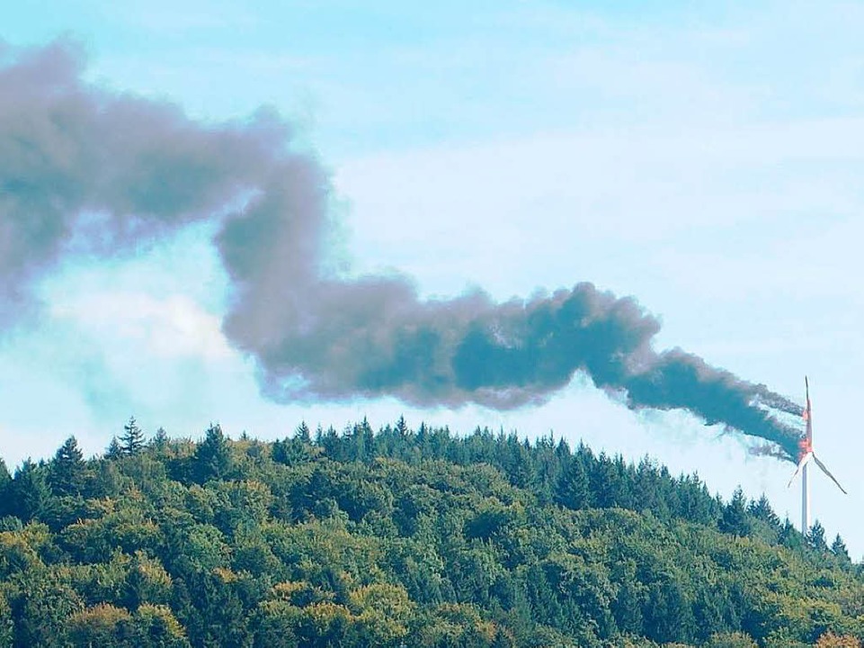 Weithin sichtbar war das brennende Windrad auf dem Lahrer Langenhard.  | Foto: Klaus Fischer