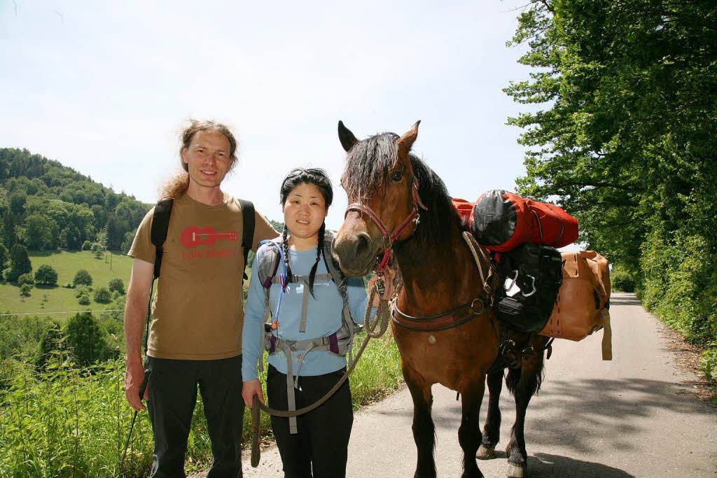 Vor dem Start Mitte Juni zu Hause in Wallburg: Dietmar und Midori Obert und   Gina, die Bardigiano-Stute