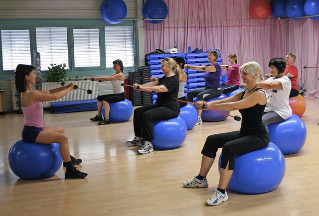 Im Institut von Karola Markstahler (li...n &#8211; Mitglieder  im Mittelpunkt.   | Foto: kk