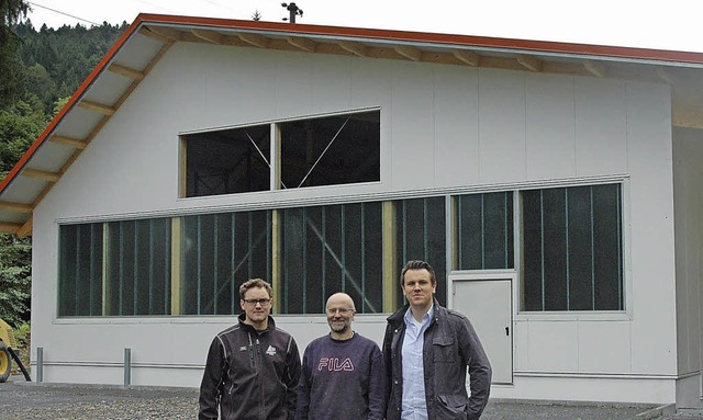 Juniorchef Sebastian Maier, Johannes G...nte und leitete, vor der neuen Halle.   | Foto: sts