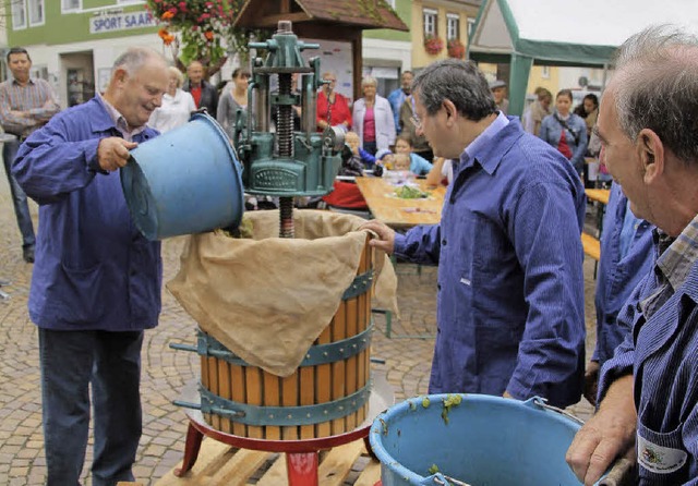 Trotten auf dem Herbolzheimer Marktpla...en schon auf den frischen Traubensaft.  | Foto: Thilo Bergmann