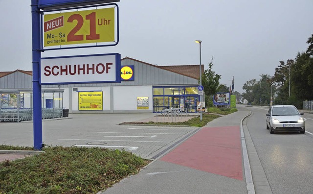 Gefahrenstelle Lidl-Parkplatz: Drei Au...n der Gegenrichtung fahrenden Radlern.  | Foto: Gerhard Walser