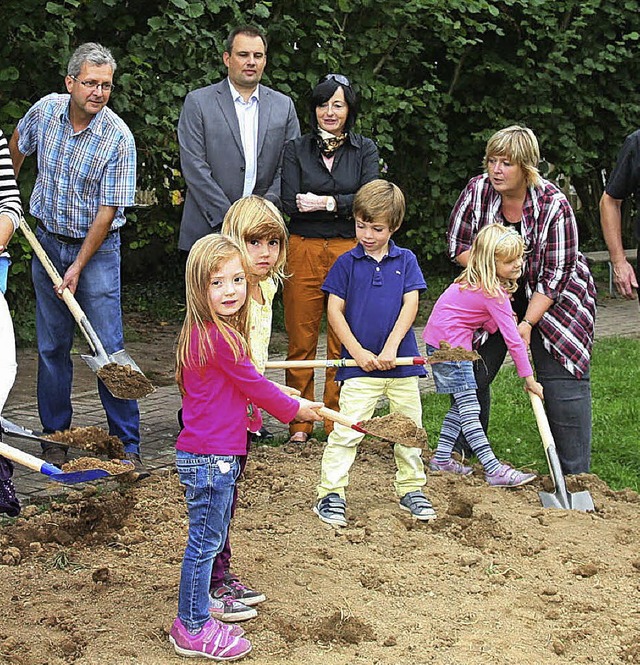 Auch die Kinder greifen fr den Anbau ...n Mahlberg  symbolisch zu den Spaten.   | Foto: S. Decoux-Kone