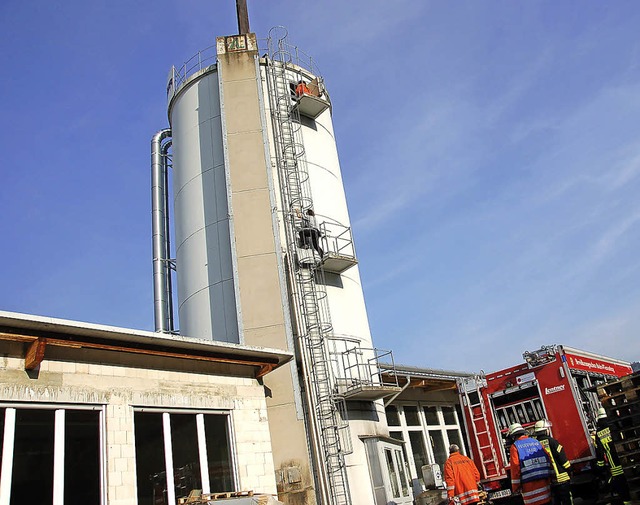 Einsatz der Feuerwehr bei der Schreinerei Lffler.   | Foto: Wolfgang Beck