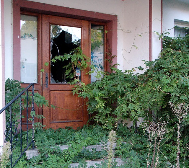 Pflanzen ranken vom Biergarten zum Ein...orte hat keine intakte  Scheibe mehr.   | Foto: Frank Kiefer