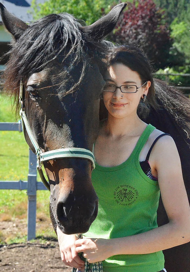 Ein Bild des gegenseitigen Vertrauens:...ela Brodmann und  ihr Pferd Rossini.    | Foto: Sebastian Barthmes