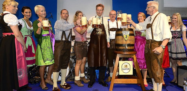 O&#8217;zapft is: Brgermeister Ulrich...eten am Freitagabend das Oktoberfest.   | Foto: Ingo Schneider