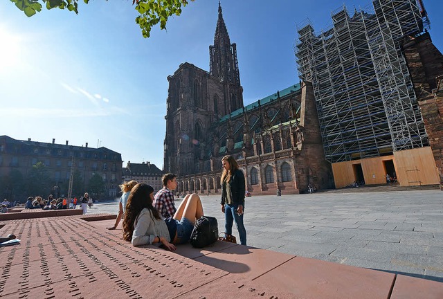 Die neue Sitzlandschaft ist aus Sandst...f Franzsisch, Deutsch und Englisch.    | Foto: bri