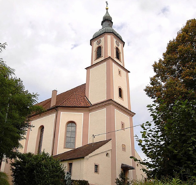 Ragt seit genau 250 Jahren in den Himmel: der Turm der Hofweier Kirche   | Foto: Renate Tebbel