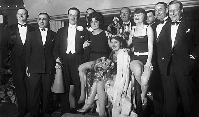 Hildegard Quandt wurde 1927 zum Frule...sseur Fritz Lang (zweiter  von links).  | Foto: Bundesarchiv