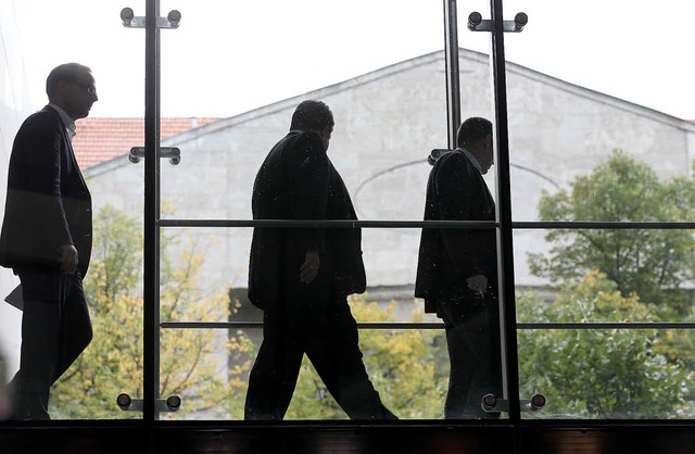 SPD-Chef Gabriel (Mitte) auf dem Weg zur Vorstandssitzung seiner Partei  | Foto: dpa