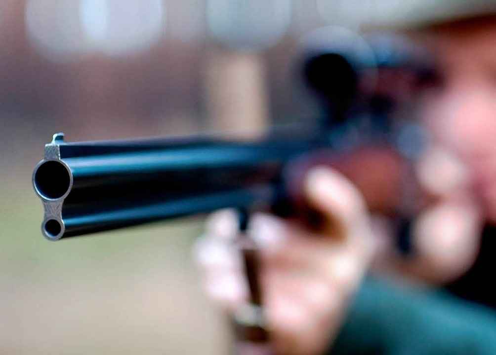 Kimme und Korn: Ein J�ger legt an.  | Foto: dpa