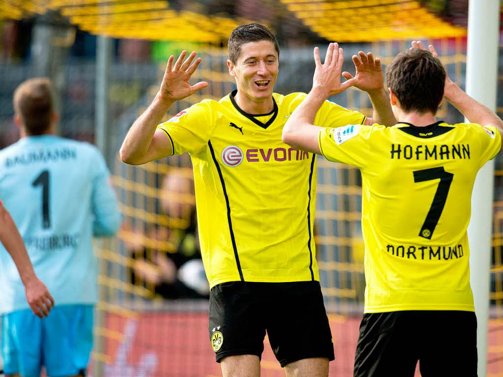 Schwarz-Gelbe Jubelposen: Jonas Hofmann und Robert Lewandowski freuen sich ber das 4:0.
