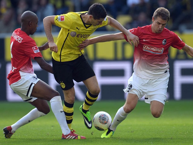 Robert Lewandowski (m.) ist nicht zu h...lspieler in Diensten des BVB zwei Mal.  | Foto: AFP