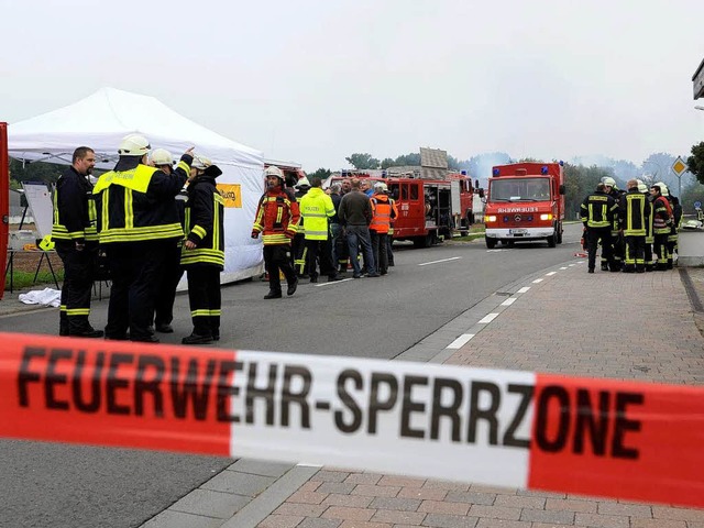 Nach einer Gasexplosion auf einem Firm...ten Rettungskrfte eine Sperrzone ein.  | Foto: Klaus Venus