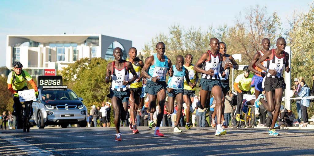 Marathonlufer, darunter der sptere Sieger Wilson Kipsang Kiprotich, passieren das Bundeskanzleramt.