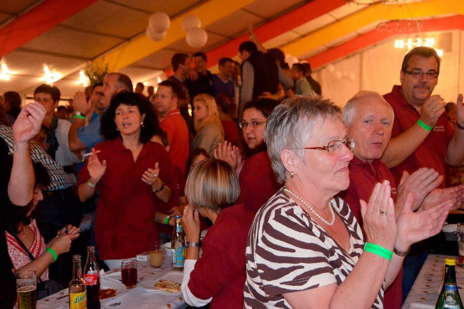 Von Anfang an stimmte die Stimmung beim 64. Winzerfestsamstag am Breitenstein in Efringen-Kirchen. (Foto: langelott) Von Anfang an stimmte die Stimmung beim 64. Winzerfestsamstag am Breitenstein in Efringen-Kirchen. (Foto: langelott)