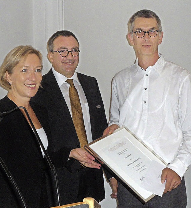 Der Bildhauer Niels Tofahrn (rechts) b...den der Sparkasse, Ulrich Feuerstein.   | Foto: Bianca Flier