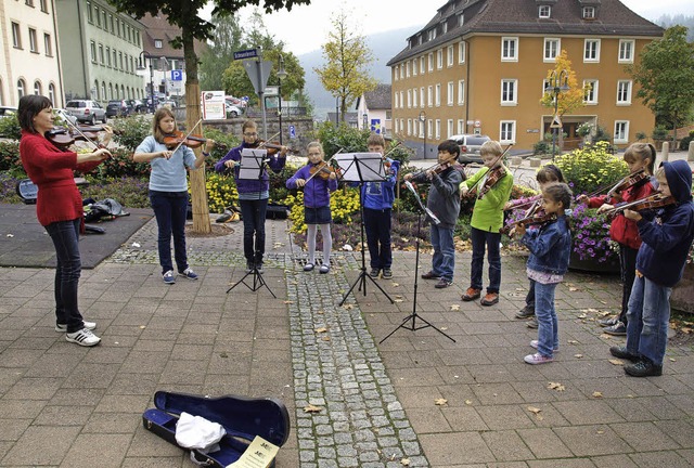 Mit Straenmusik machten die Musiksch...e an der Scheuerlen- und Hauptstrae.   | Foto: Marion Pfordt