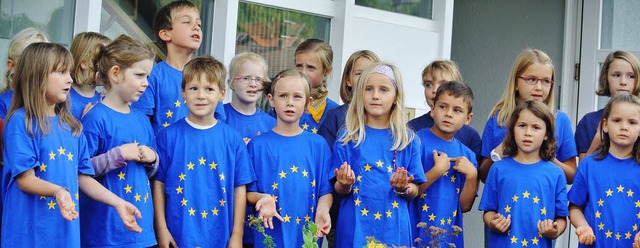 Der Kinderchor der Buchenbrandschule beim Empfang der Gste aus Villersexel.   | Foto: Karin Maier