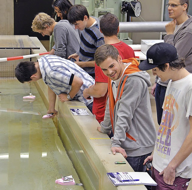 Studienanfnger der Fakultt Maschinen...impulsantrieb selbst zu konstruieren.   | Foto: hochschule