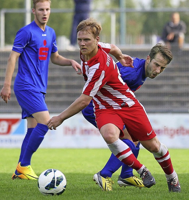 Laurenz Haas umkurvt einen Radolfzeller.   | Foto:  Alexandra Buss