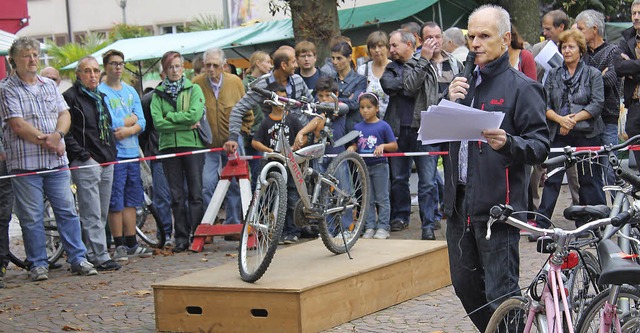 Moderator Falk Oess preist die Fahrrder den zahlreichen Bietern an.  | Foto: Luisa Koch