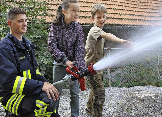 Anschaulich zeigte die Feuerwehr den r...diese konnten auch selbst Hand anlegen  | Foto: Ralph Fautz