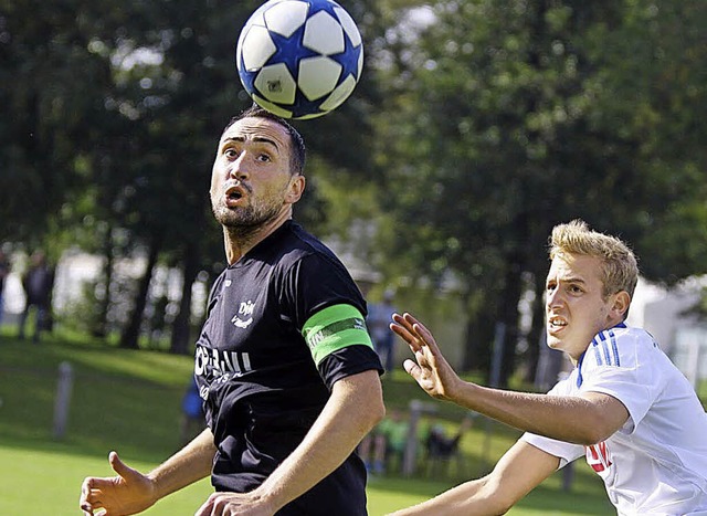 Tolga Selcuk (links) vergab kurz vor d...ine Grochance fr die DJK Villingen.   | Foto: Reinhardt