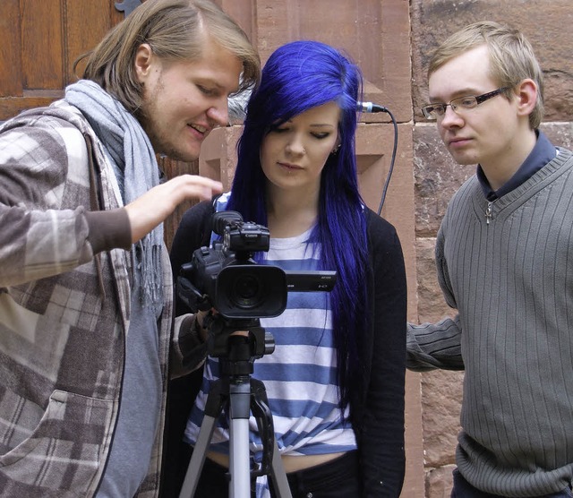 Falk Steinborn (links) erlutert Andre...n Julia die Funktionsweise der Kamera.  | Foto: Hrvoje Miloslavic