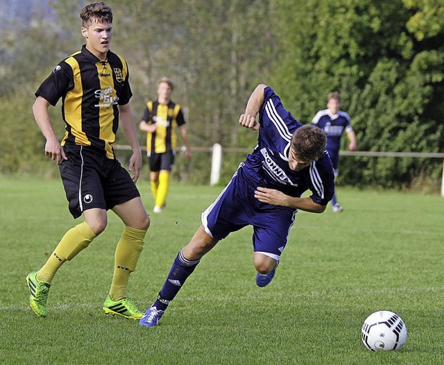 Lnge schlgt Schrglage. Der Oberesch...nbronner Fuballer um  Manuel Hilser.   | Foto: reinhardt