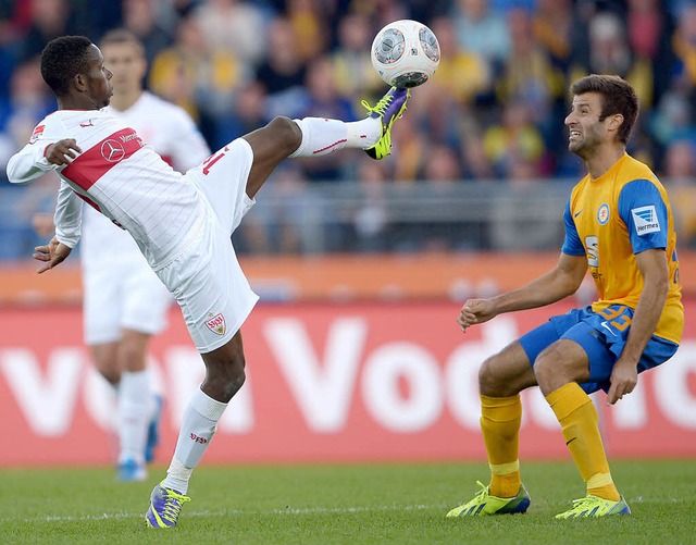 Der Stuttgarter Ibrahima Traor im Duell mit dem  Marco Caligiuri   | Foto: DPA