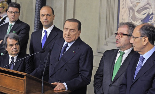 Umgeben von Getreuen: Silvio Berluscon...) bei einer Pressekonferenz am Sonntag  | Foto: AFP