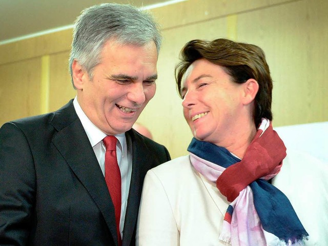 Kanzler Faymann und seine Frau geben ihre Stimme ab.   | Foto: DPA