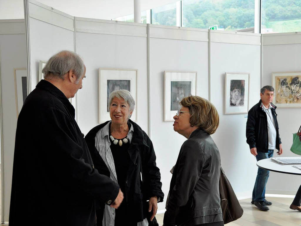 Die Besucher beim Rundgang durch die Ausstellung mit Werken von Armin Mueller-Stahl im Forum Merzhausen.