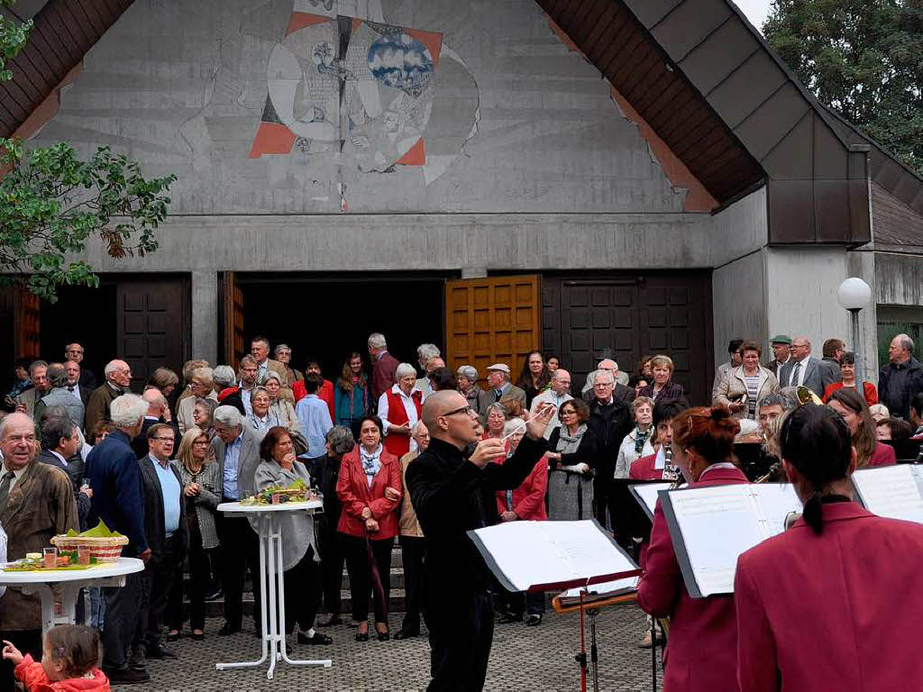 Am Sonntagmorgen vor der Kirche spielt der Musikverein Merzhausen.