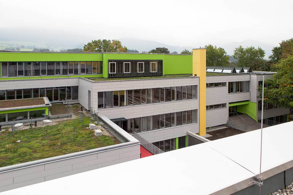 Blick vom Neubau auf das Bestandsgebäude Blick vom Neubau auf das Bestandsgebäude