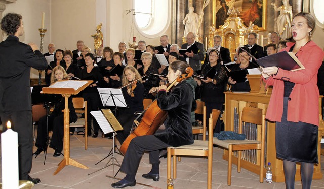 Der katholische Kirchenchor Oberhausen... mit einem Festgottesdienst gewrdigt.  | Foto: Ilona Hge