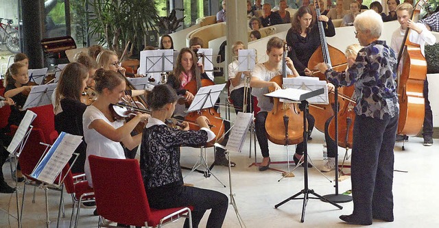 Das Sinfonieorchester der Stdtischen ...st begeisterte die Hrer  im Kurhaus.   | Foto: Flier
