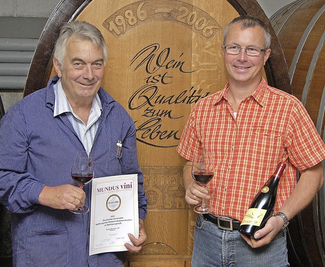 Siegfried und Georg Moosmann freuen sich ber einen internationalen Weinpreis.   | Foto: Christian Ringwald
