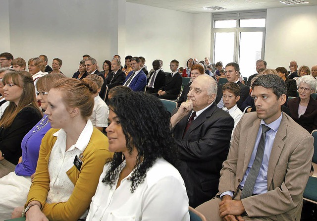 Glubige Mormonen verfolgen den Festgottesdienst.   | Foto: Heidi Fssel