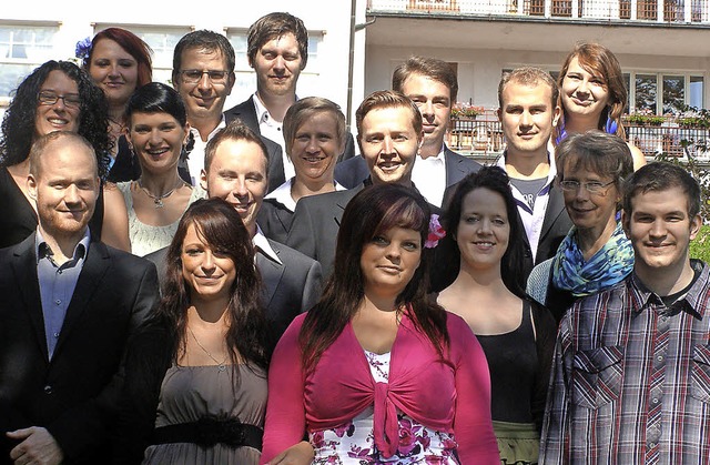 Die Absolventen der Altenpflegeschule ...Angelika Klein (zweite Reihe rechts).   | Foto: Liane Schilling