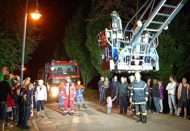 Die Feuerwehrbung mit der Drehleiter ...nbergschule viele Zuschauer angelockt.  | Foto: Heinz Vollmar