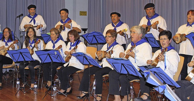 Mit viel Leidenschaft sang und spielte...nsemble aus Rebordosa im  Brgerhaus.   | Foto: Adelbert Mutz