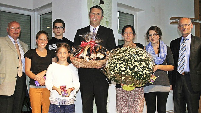 Frank Klaus (Mitte) und seine Familie ...nks) und Edgar Jakob (rechts) begrt.  | Foto: Elisabeth Jakob-Klblin