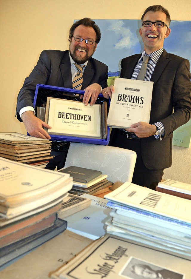 Simon Moser und Ingo Eisenbei mit ein...g aus der Sammlung von Udo Eisenbei.   | Foto: Ralf Burgmaier