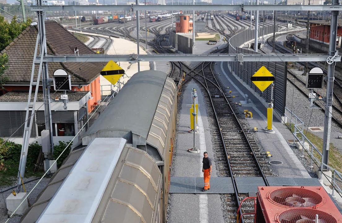 Herzstück des Rangierbahnhofs in Mutte...isen (im Hintergrund) gelenkt werden.   | Foto: Daniel Gramespacher